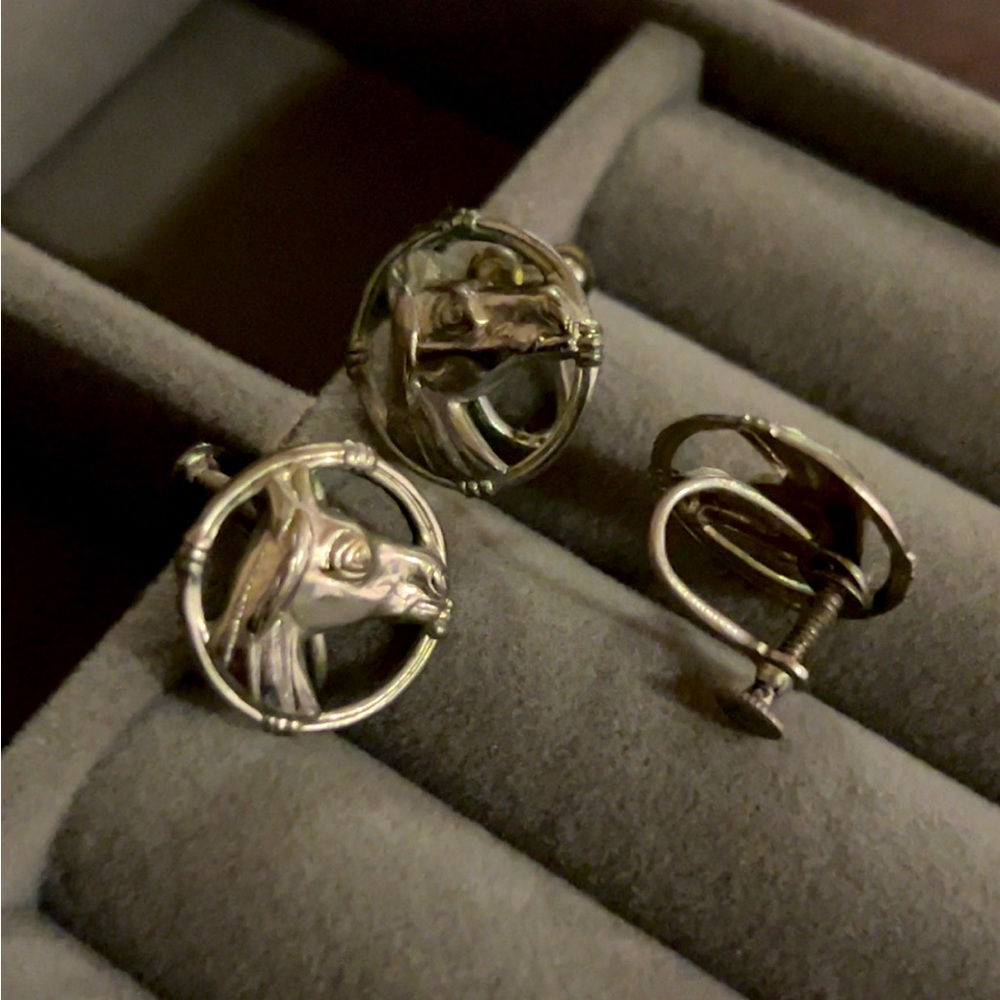 Drawback clip on horse earrings